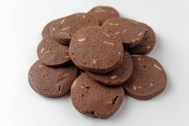 İnce bademli kurabiyeler. Kakaolu kurabiye. Tatlı ve lezzetli bir tatlı.