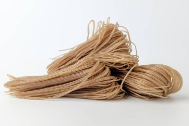 Karabuğday eriştesi. Çiğ erişte. Erişte soğuk yenir.