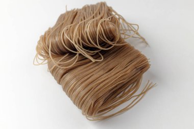 Karabuğday eriştesi. Çiğ erişte. Erişte soğuk yenir.