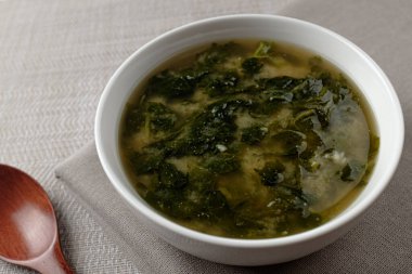 Mallow çorbası. Çorba miso ile pişirilir ve kaynatılır. Kore yemek kültürü