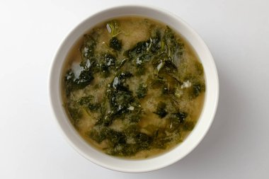 Mallow çorbası. Çorba miso ile pişirilir ve kaynatılır. Kore yemek kültürü