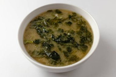 Mallow çorbası. Çorba miso ile pişirilir ve kaynatılır. Kore yemek kültürü