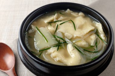 Un hamurundan yapılmış et suyu çorbası. Deniz ürünleri çorbası. Sebze çorbası.