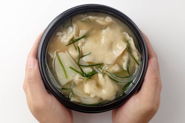 Un hamurundan yapılmış et suyu çorbası. Deniz ürünleri çorbası. Sebze çorbası.