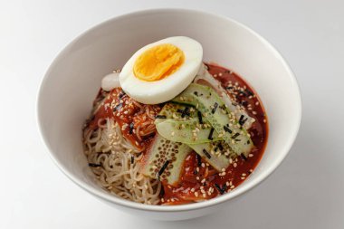 Kore eriştesi soğuk yenmiş. Baharatlı sosla karıştırılmış erişte. Baharatlı ve tatlı erişte. Kore yemek kültürü