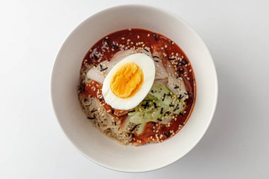 Kore eriştesi soğuk yenmiş. Baharatlı sosla karıştırılmış erişte. Baharatlı ve tatlı erişte. Kore yemek kültürü