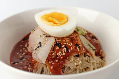 Kore eriştesi soğuk yenmiş. Baharatlı sosla karıştırılmış erişte. Baharatlı ve tatlı erişte. Kore yemek kültürü