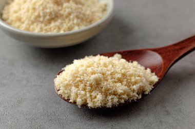 Parmesan peyniri. Güzel peynir tozu. Lezzetli ve tuzlu