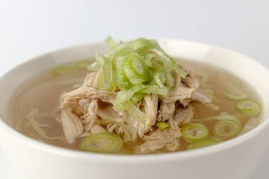 Tavuk suyu çorbası. Yağlı tavuk çorbası. Lezzetli et suyu. Tavuk suyuna çorba.