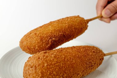 İşlenmiş et içeren yiyecekler. Ekmek paketlenmiş yiyecek. Sebzeli ve soslu yemek.