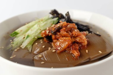 Meşe palamudundan yapılmış yiyecek. Soğuk yaz yemeği. Kore yemek kültürü