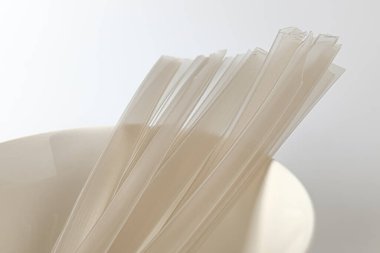 Düz ve ince yiyecek. nişastandan yapılmış erişte. Tatlı patates nişastası, patates nişastası ve muhallebi nişastası içeren yiyecekler.