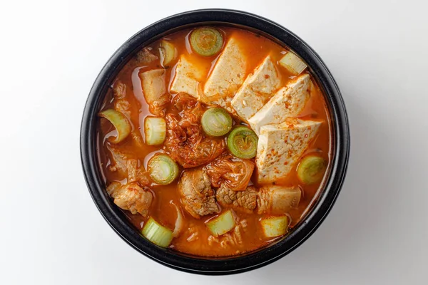 Kimçi, sebze ve etli güveç. Geleneksel Kore yemekleri. Kimçi ile yemek pişirmek