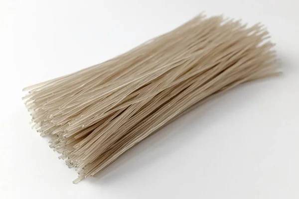 Tatlı patates nişastasıyla yapılmış erişte. Kaygan ve şeffaf erişte..