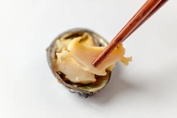 Deniz kulağı suda kaynamış. Asya yemek kültürü. Yumuşak ve çiğnenmiş deniz ürünleri