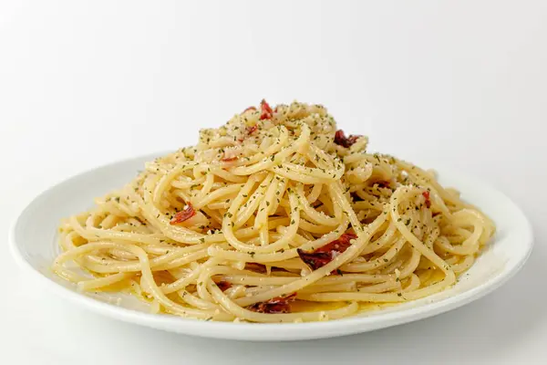 イタリアの食文化 オリーブオイルで調理 ニンニク ペペロンチーノとパセリ 脂ののった脂ののった麺料理 — ストック写真