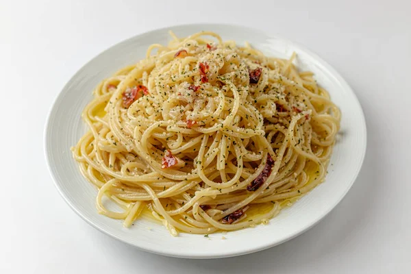 意大利的饮食文化 用橄榄油 皮帕罗西诺和欧芹烹调 味道鲜美 油腻油腻的面条 — 图库照片