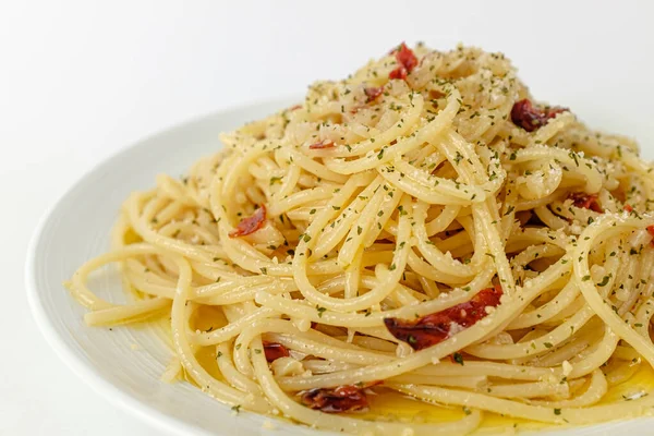 イタリアの食文化 オリーブオイルで調理 ニンニク ペペロンチーノとパセリ 脂ののった脂ののった麺料理 — ストック写真