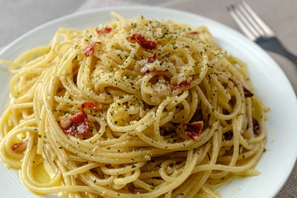 意大利的饮食文化 用橄榄油 皮帕罗西诺和欧芹烹调 味道鲜美 油腻油腻的面条 — 图库照片