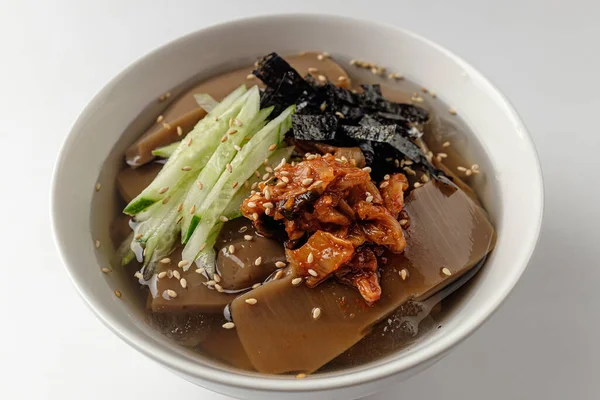 Meşe palamudundan yapılmış yiyecek. Soğuk yaz yemeği. Kore yemek kültürü