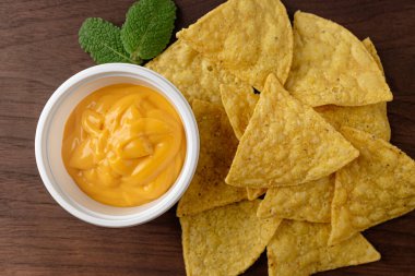 Tatlı ve baharatlı cips. Mısırdan yapılmış şekerler. Kızarmış mısırdan yapılmış yemek.