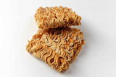 Ramen ile yapılan atıştırmalıklar. Baharatlı atıştırmalıklar. Çıtır çıtır ve tuzlu atıştırmalık