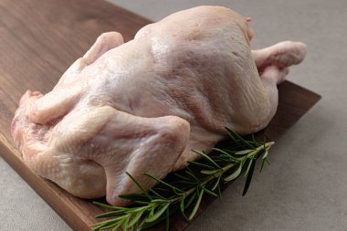 Çiğ tavuk. Kesilmiş tavuk. Yüksek protein içeren yiyecekler