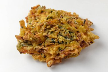 Bir tabak kızarmış sebze. Kızarmış yemek. Sebze ve undan yapılan yiyecekler. Asya yemek kültürü