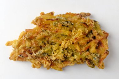 Bir tabak kızarmış sebze. Kızarmış yemek. Sebze ve undan yapılan yiyecekler. Asya yemek kültürü