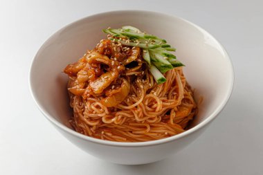 Kore yemek kültürü. Kırmızı biber soslu erişte. Baharatlı ve Tatlı Erişte