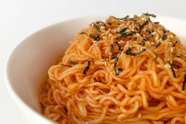 Kırmızı biber ezmeli Ramen. Baharatlı ve Tatlı Erişte. Kore yemek kültürü