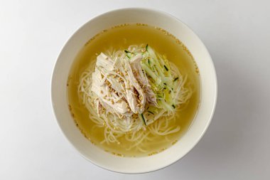 Tavuklu erişte. Erişteler soğuk çorbada. Kore yemek kültürü