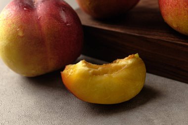 Bir çeşit şeftali. Tatlı ve ekşi meyve. meyve tatlısı