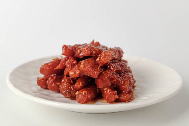 Deodeok ile yapılmış yemek. Köklerine baharat sürülmüş yiyecekler. Kore yemek kültürü