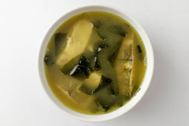 Balık etli çorba tabağı. Deniz ürünleri ve deniz yosunlarıyla dolu tabaklar. Kore yemek kültürü