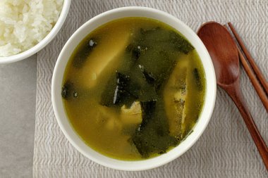 Balık etli çorba tabağı. Deniz ürünleri ve deniz yosunlarıyla dolu tabaklar. Kore yemek kültürü