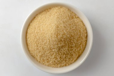 Tatlandırıcı içerikler. Kahverengi toz. Şeker kamışından yapılan yemek malzemeleri.