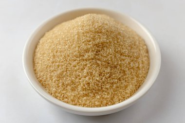 Tatlandırıcı içerikler. Kahverengi toz. Şeker kamışından yapılan yemek malzemeleri.