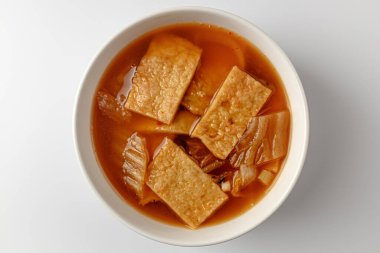 Kimchili çorba tabağı. Oden ile çorba. Kore yemek kültürü