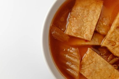 Kimchili çorba tabağı. Oden ile çorba. Kore yemek kültürü