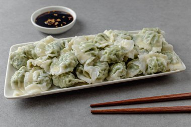 Hamur köfteleri suda kaynatılmış. yumuşak ve hafif yiyecekler. Çin yemek kültürü