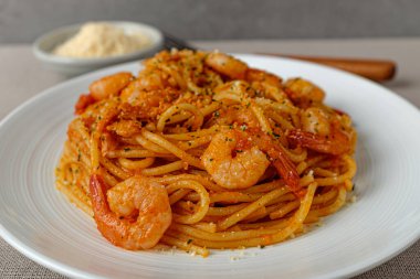 Domates kremalı makarna. Domates ve krema soslu bir yemek. Un şehriyeleri pişiyor.