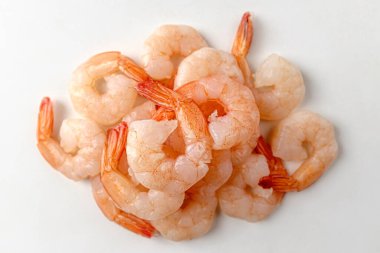 Doğranmış deniz ürünleri. Suda pişmiş karides. Yumuşak ve çiğnenmiş deniz ürünleri