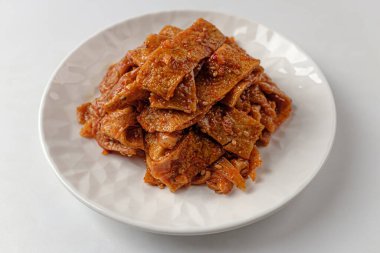 Kızarmış baharatlı ve tatlı balık köftesi. Kırmızı çeşnili kızarmış yemekler. Balık keki ve sebze.