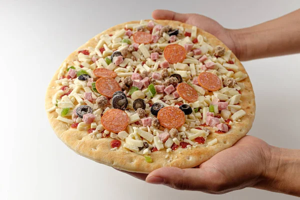 Pizza Med Ost Och Tomatsås Italiensk Matkultur Lätt Fryst Mat — Stockfoto