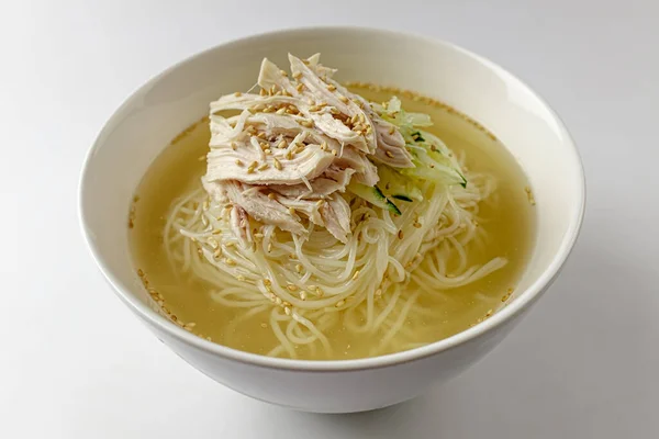 Nudlar Med Kyckling Nudlar Kall Soppa Koreansk Matkultur — Stockfoto