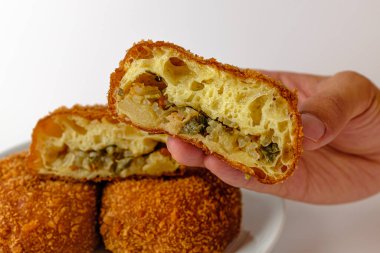 Kızarmış ekmek. İçinde sebze ve baharat olan ekmek. Çıtır ve lezzetli kızarmış ekmek.