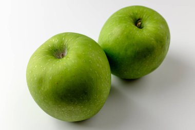 Yeşil meyve. Tatlı ve ekşi meyve. Çıtır ve Sulu Meyve