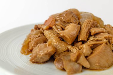 Tavuk yemeği. Soya sosu tabağı. Asya yemek kültürü