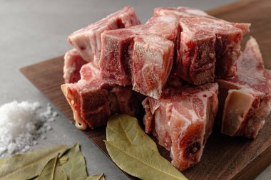 Bir parça domuz kemiği. Etli kemikler. donmuş et